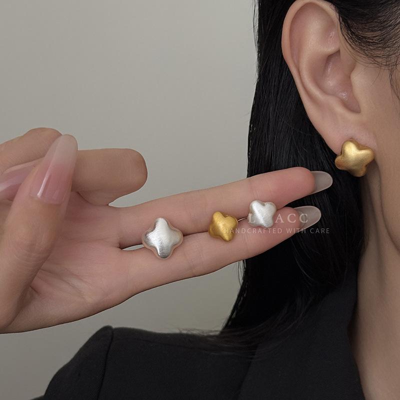 Simple three-dimensional metal brushed stud earrings, retro light luxury fashion, daily personality versatile, high-end earrings women