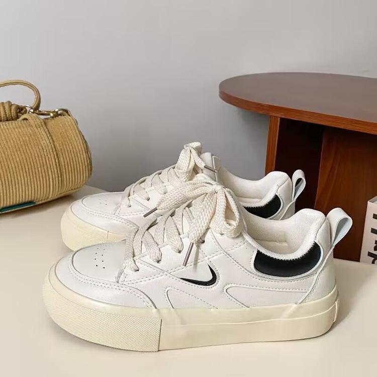 Маленькие белые туфли женские 2025 весна колледж стиль ins цвет подходящие новые повседневные туфли иностранный стиль ретро универсальные женские туфли для скейтбординга