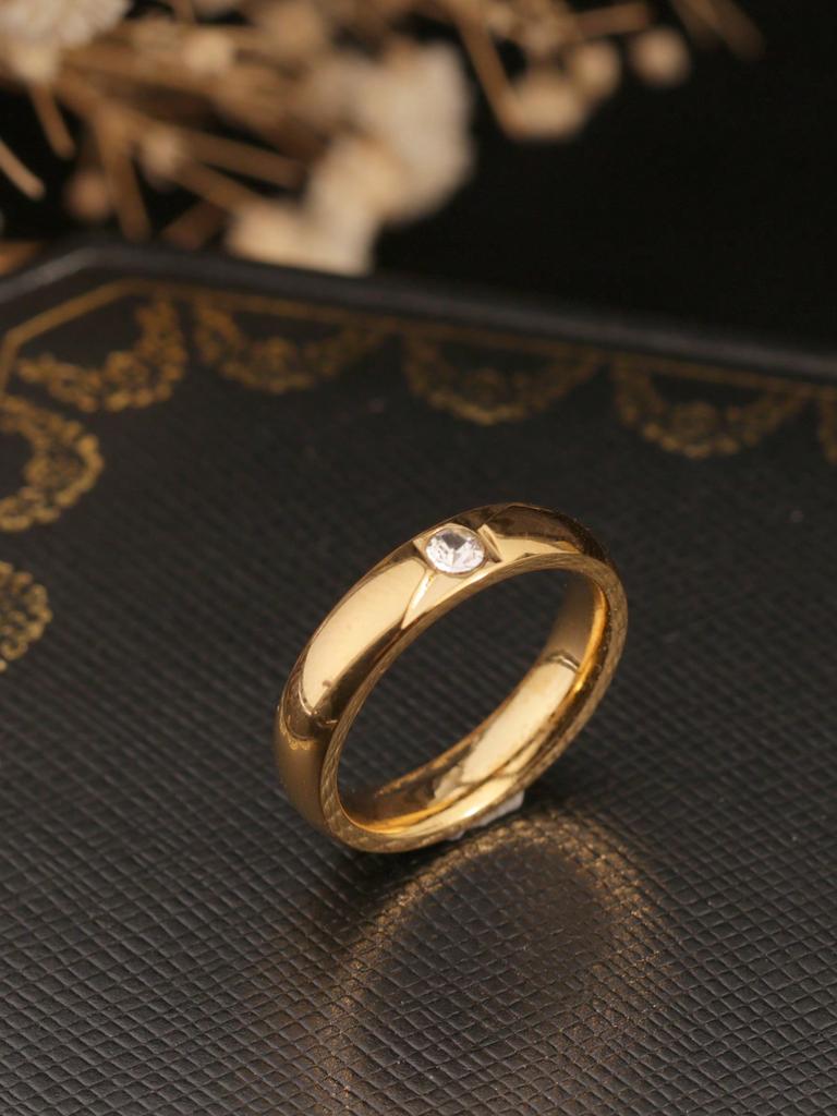 1 Piece Stainless Steel Gold-Colored European and American Fashion Versatile Ring with a Smooth Curved Surface and Inlaid Rhinestones