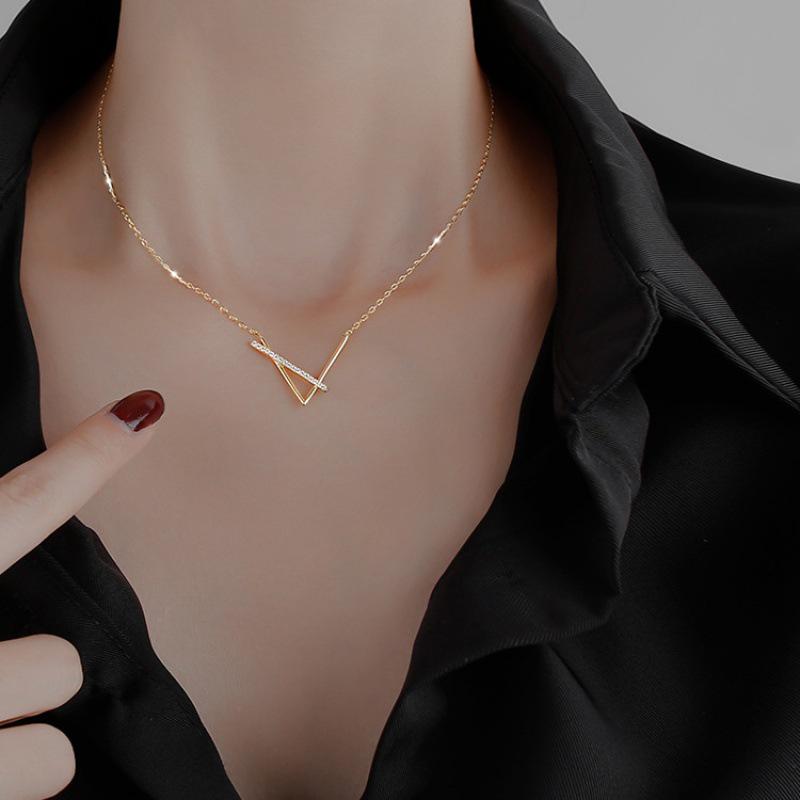 V-Shaped Geometric Clavicle Necklace - Chic, Cold Style for Women