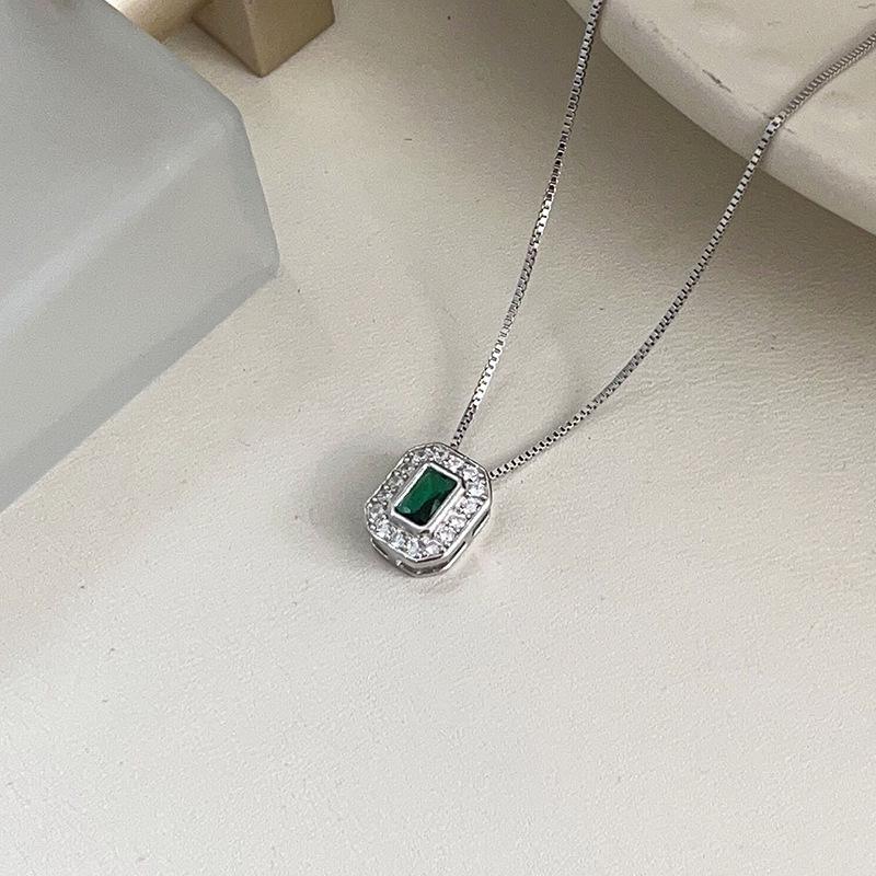 Ожерелье из стерлингового серебра 925 пробы Yinruitai с изумрудным квадратным кулоном - Тонкий, роскошный и изысканный чокер на ключицу для женщин