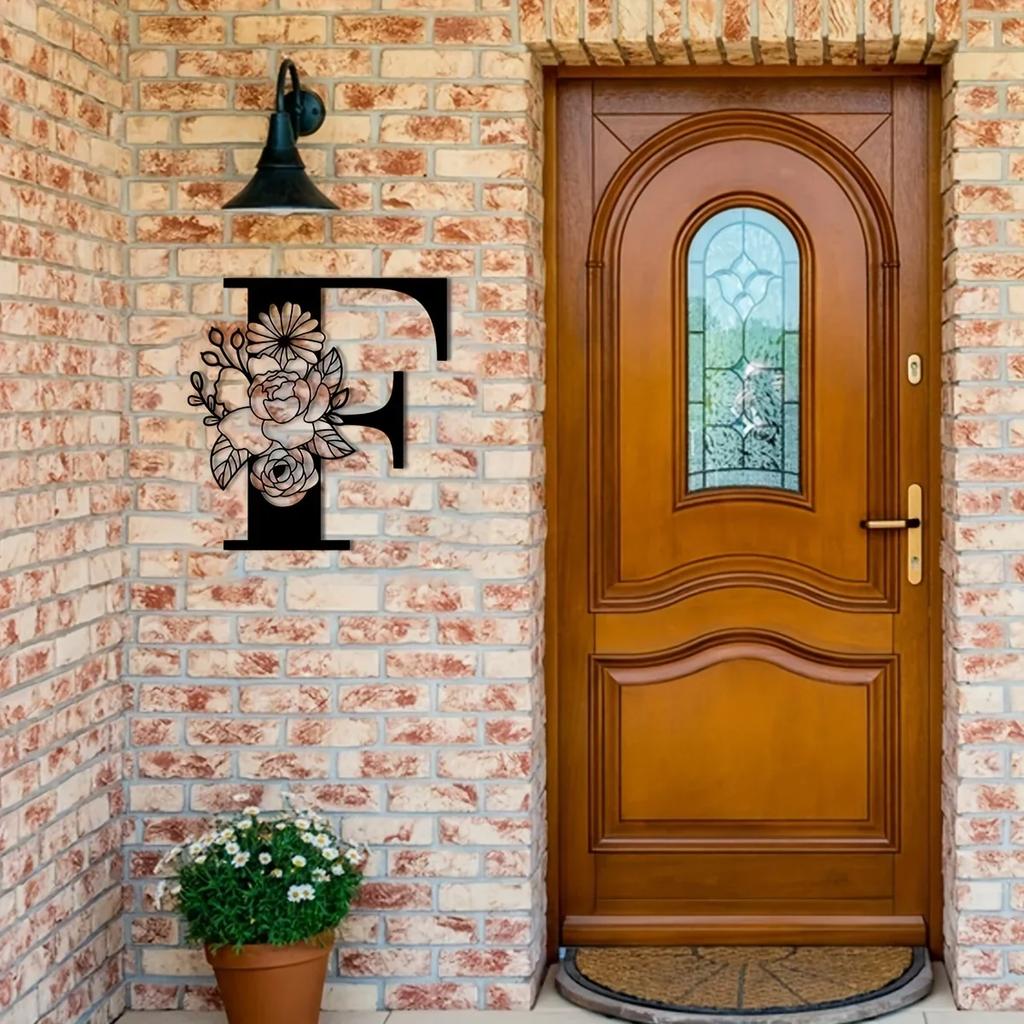 Потрясающая металлическая табличка с цветочными буквами-монограммами! Металлическое настенное искусство. Цветочный декор стен с заглавными буквами алфавита. Буквы для стен своими руками. Знак на заднем плане.