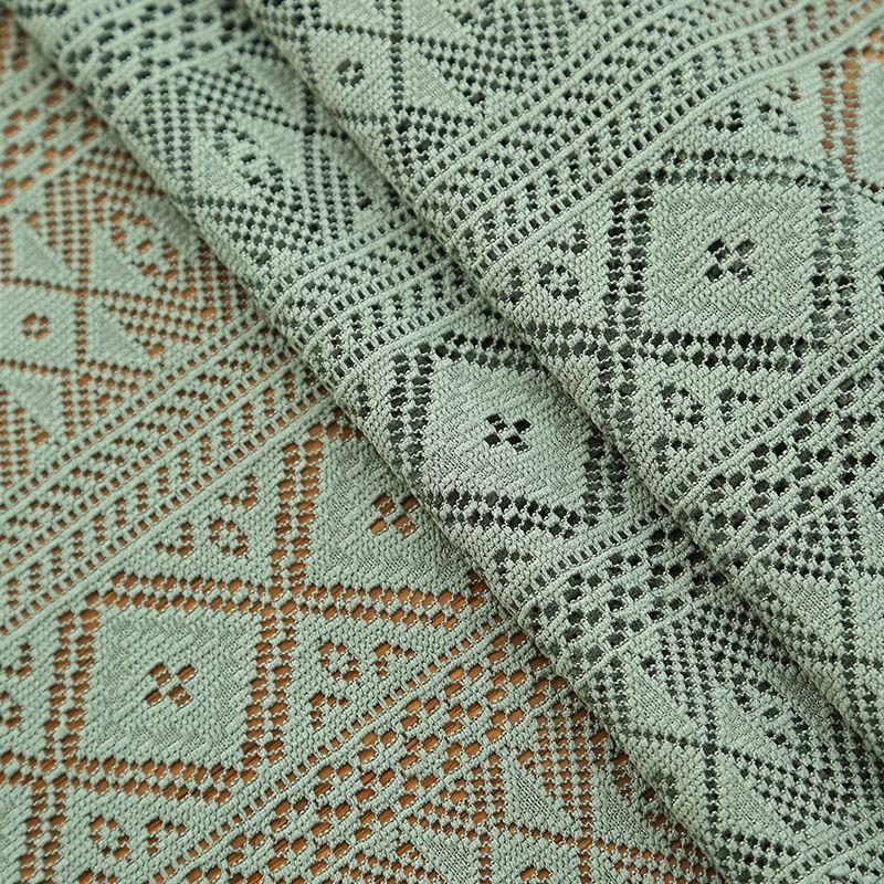 Винтажный журнальный столик с зеленой ажурной скатертью с краем в виде листьев лотоса и прямоугольной скатертью для обеденного стола