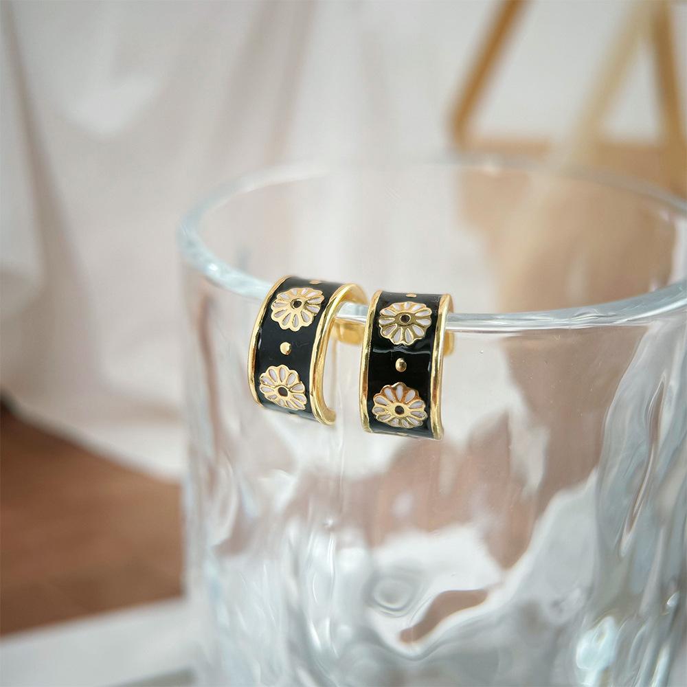 Daisy Stud Earrings: S925 Sterling Silver, Drip Oil, Retro Design, Luxury Feel