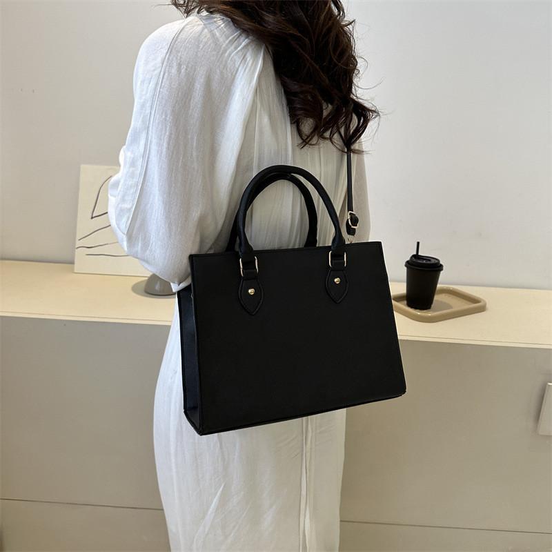 Стильная повседневная сумка-тоут для commuters на осень с современным простым дизайном и универсальными цветами