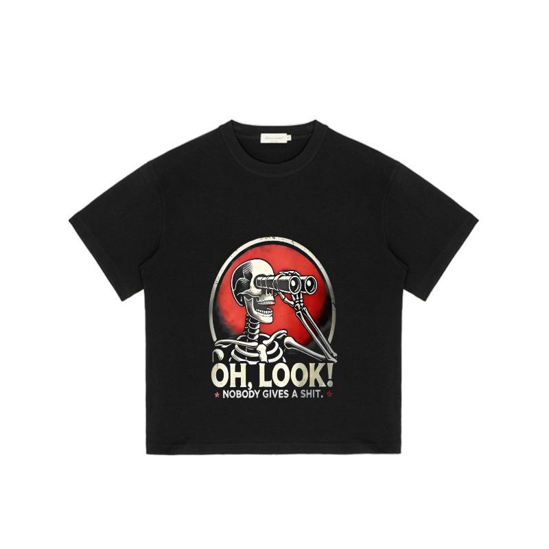 Черная футболка с графическим дизайном «Скелет с биноклем. О, смотрите, всем плевать» для повседневной носки
