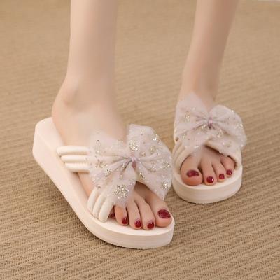 Летние тапочки больших размеров. Женщины носят шлепанцы со стразами на улице. Лето на улице.