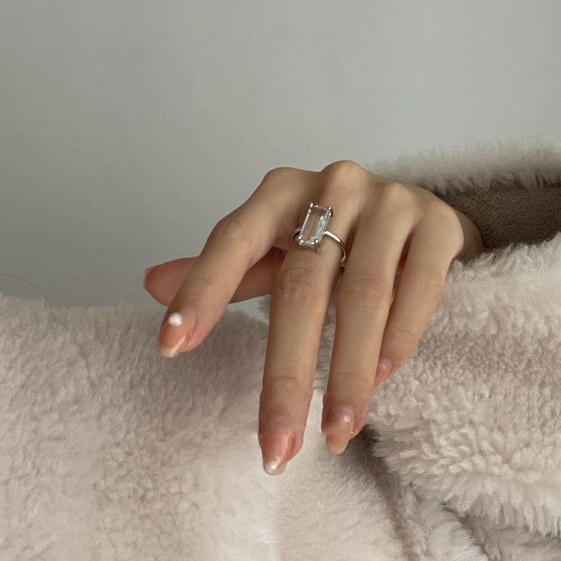 Вдохновленный дизайн Новое прозрачное прямоугольное отверстие Регулируемое кольцо Французская роскошь Женское банкетное обручальное ювелирное изделие