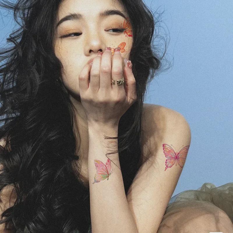 Татуировки на лице с блестками в виде бабочек — водостойкие и долговечные наклейки для музыкального фестиваля