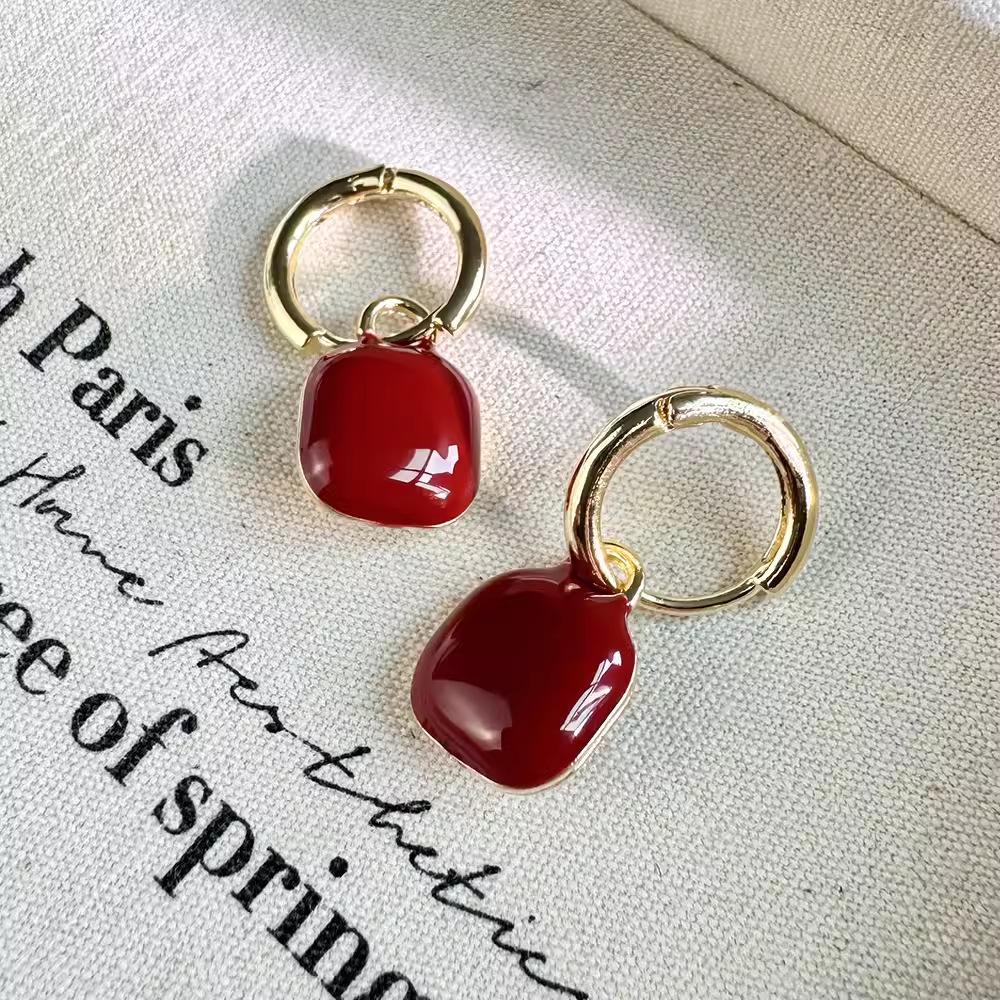 Retro Hong Kong Style Red Earrings Light Luxury High-End Female Mature Temperament Earrings Winter Versatile Ear Buckle Square Earrings