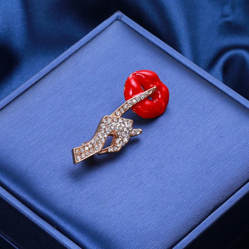 Fashion Luxury Cute Big Red Lips Hand Brooches Gold Color Rhinestone Enamel Alloy Brooch Lady Party Pins Birthday Gifts