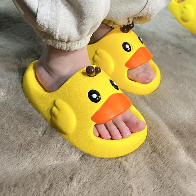 Летние детские шлепанцы из ЭВА для детей среднего и старшего возраста, мультяшные шлепанцы на платформе для девочек, обувь для прилавка, маленький желтый утенок