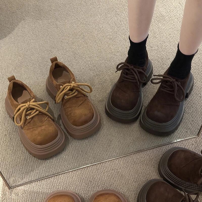 Матовые туфли с толстой подошвой и большим пальцем для женщин на весну 2025 года, ретро-универсальные одинарные туфли, замшевые повседневные спортивные туфли