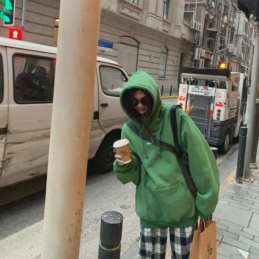 Женская плюшевая толстовка с капюшоном: Корейский трендовый свободный крой с буквенным принтом, идеально подходит для осени и зимы