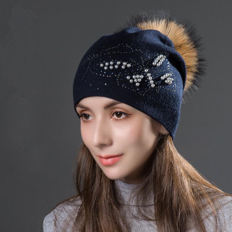 Жемчужная вязаная шапка с бриллиантами и бабочкой, женская зимняя меховая шапка с шариком енота, теплый универсальный пуловер, шапка