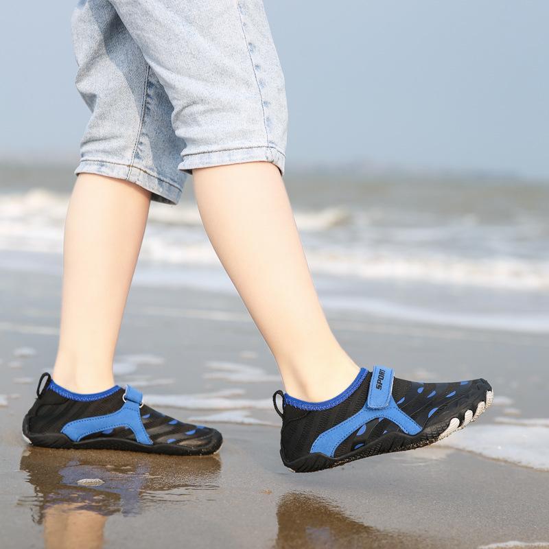 Новые детские пляжные туфли, регулируемые липучкой, эластичные, легкие, дышащие, повседневные, модные, нескользящие туфли для ходьбы по воде