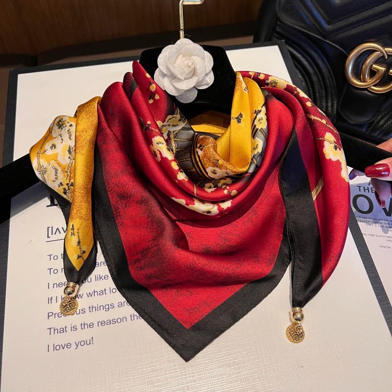 Шелковый шейный платок с магнитной пряжкой: Треугольный дизайн для женщин, 70x70 см, легкий аксессуар на весну/лето/осень