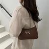 Модная сумка-багет под мышкой с бантом женская 2025 новая корейская версия, индивидуальная трендовая плечевая текстурная сумка в иностранном стиле для通勤
