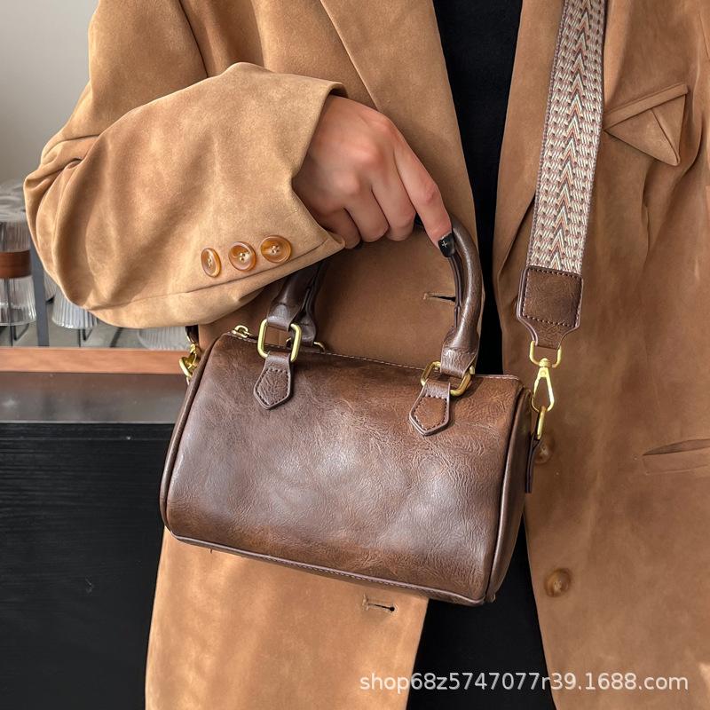 Niche wide shoulder strap cylinder messenger bag women's 2025 new retro Boston bag casual versatile portable shoulder bag