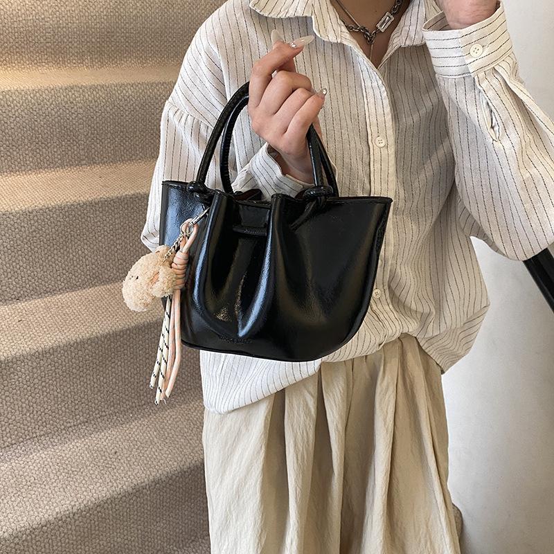Korean niche design simple and versatile pleated handbag women's 2025 spring and summer new fashion messenger bucket bag