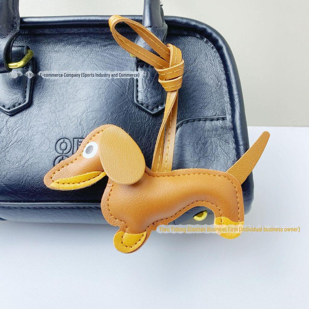 Брелок из искусственной кожи в виде таксы: Милый трансграничный аксессуар для автомобиля и креативное украшение для сумки.