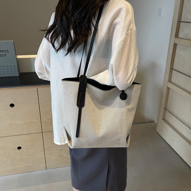 Повседневная сумка большой вместимости женская сумка 2024 года лето новая простая и модная сумка через плечо для поездок на работу простая женская сумка-тоут