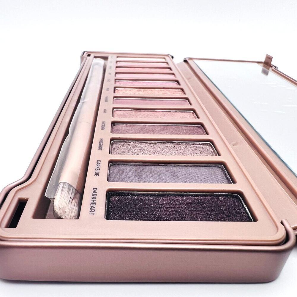 Палитра теней для век Urban Decay Naked3 Палитра теней для век URBAN DECAY Naked3 12 оттенков, 12 цветов, 1 шт.