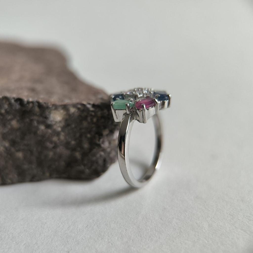Серебряное кольцо с натуральным сапфиром, рубином, изумрудом, вес изделия 3,17 гр (2191117)