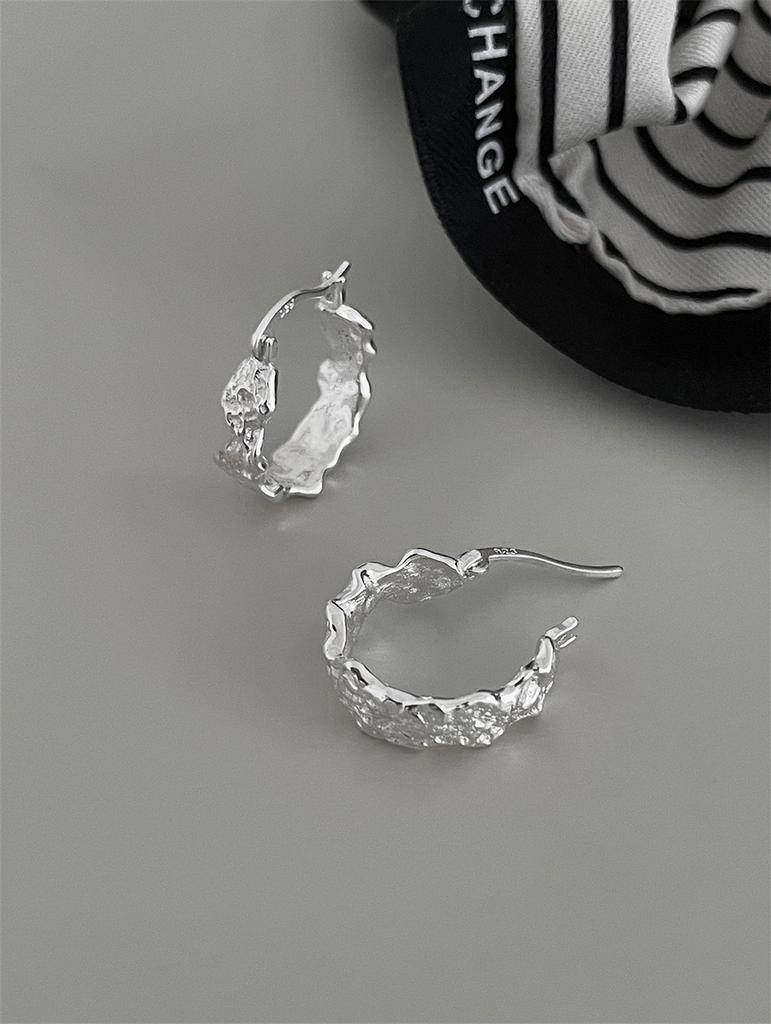 925 серебряные игольчатые серьги необычной формы, нишевый дизайн, высококачественные серьги с узором из фольги, простые осенние новые серьги