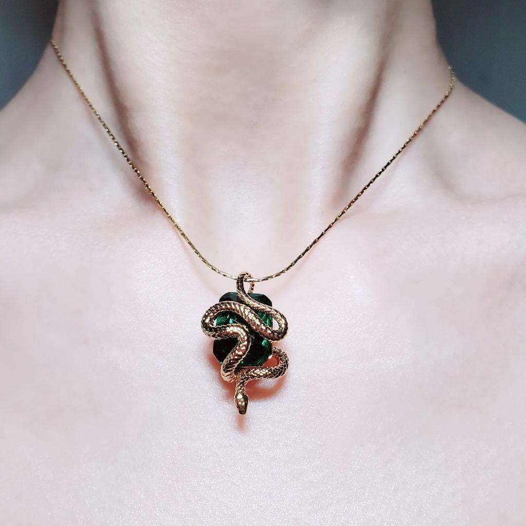 Fashionable and Versatile Snake Bone Chain Retro Magic Style Girl Necklace Pendant with Unique Temperament Inlaid