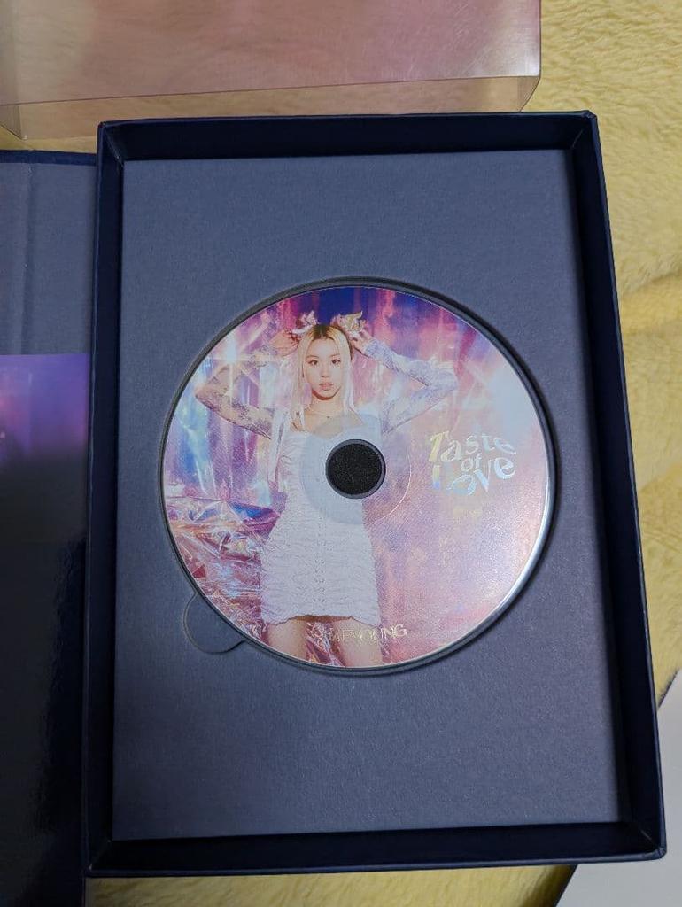[Б/У] 2 корейских альбома TWICE (один без CD) и 2 торговые карточки