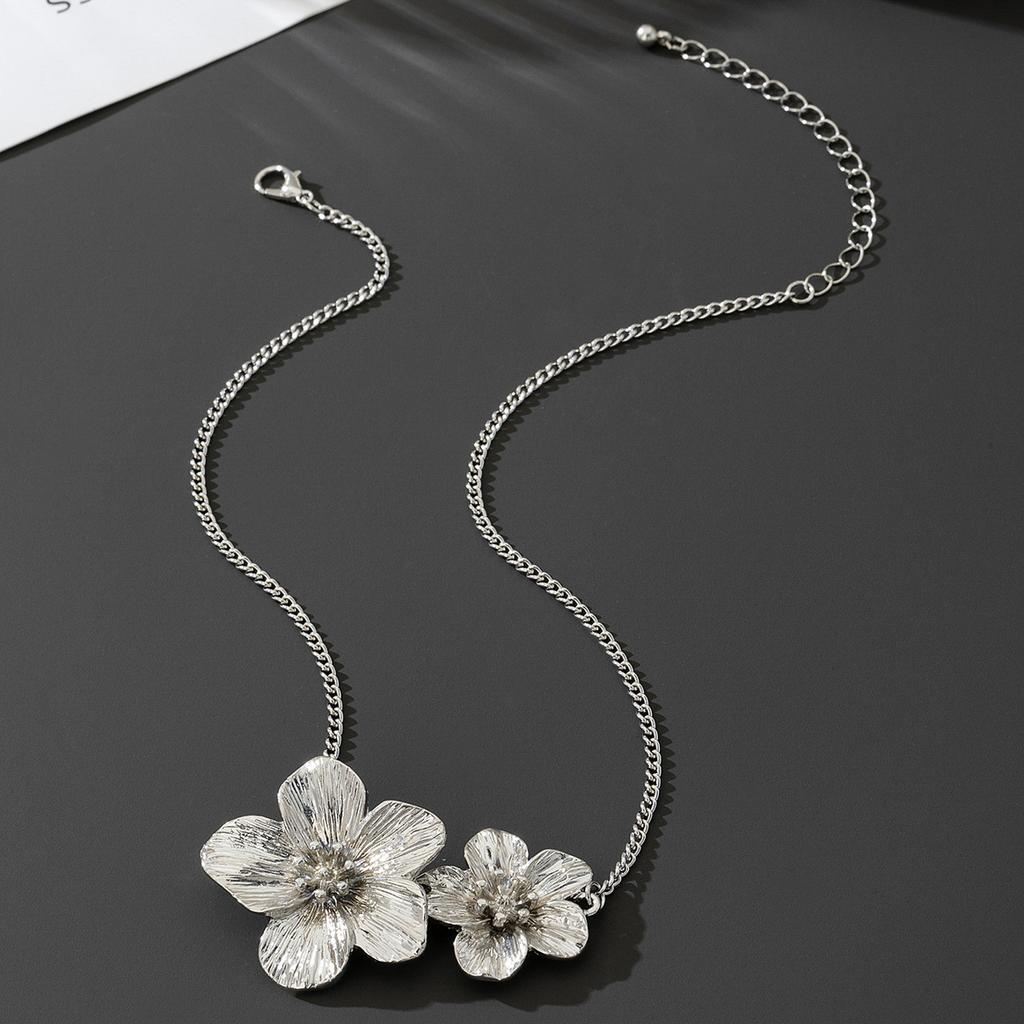LATS Metal Wrinkled Stereoscopic Flowers Pendant Necklace for Women Charm Temperament Clavicle Chain Party Jewelry