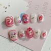 Короткие накладные ногти «Клубничный медведь» - Милый мультяшный дизайн, Нежное отбеливание, Готовые маникюрные патчи ручной работы