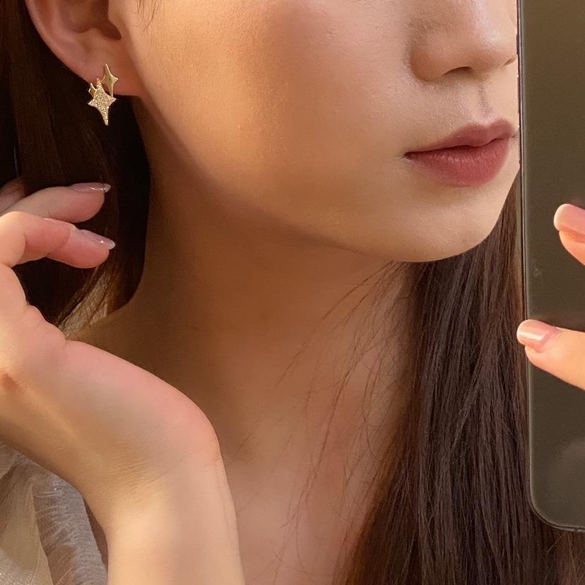 Высококачественное чувство звезд и нежный стиль, сращивание дизайна, чувство универсальности, серьги для поездок на работу, четырехлучевая звезда