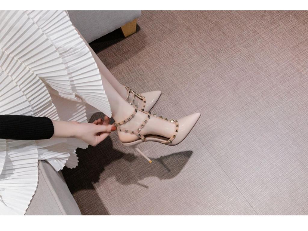 Женские туфли-лодочки на шпильке нюдового цвета с шипами - Весна/Лето 2023 с острым носком и открытой пяткой