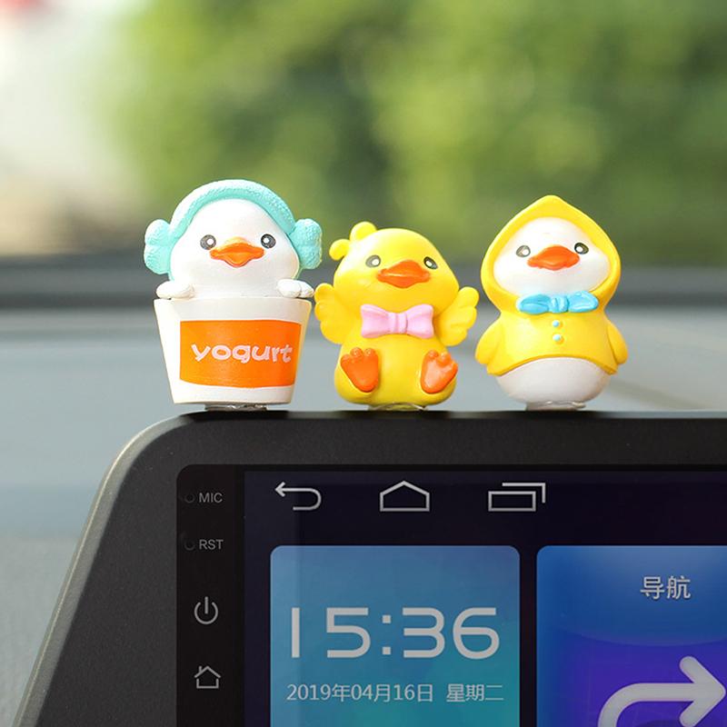 Мультяшная маленькая желтая утка, модель автомобиля, украшение центральной консоли, милые украшения для автомобиля, аксессуары для украшения приборной панели салона автомобиля