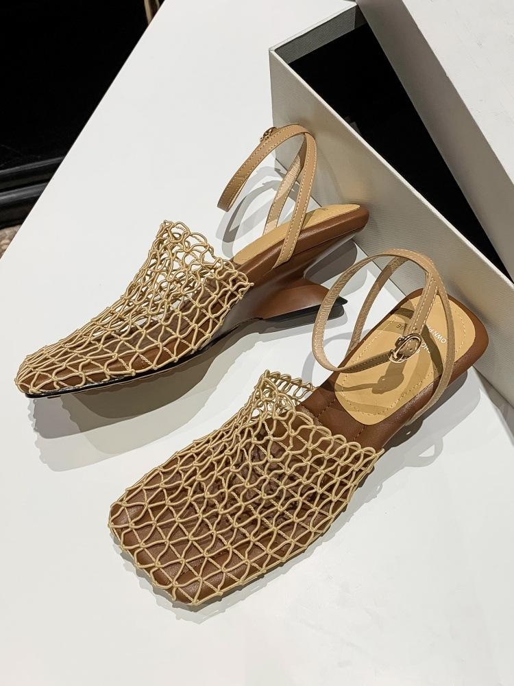 2025 лето новые модные ретро плетеные полые квадратные каблуки толстые повседневные высокие каблуки женские сандалии