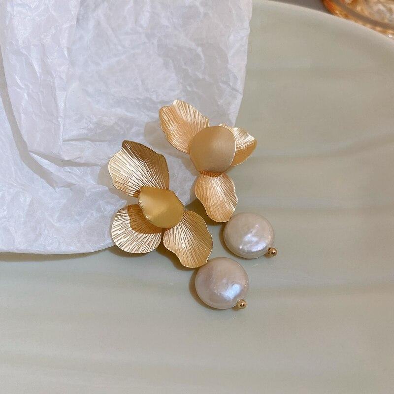 Elegant Natural Imitation Pearls Earrings For Women Vintage Golden Petals Flower Drop Earring Jewelry For Party Wedding