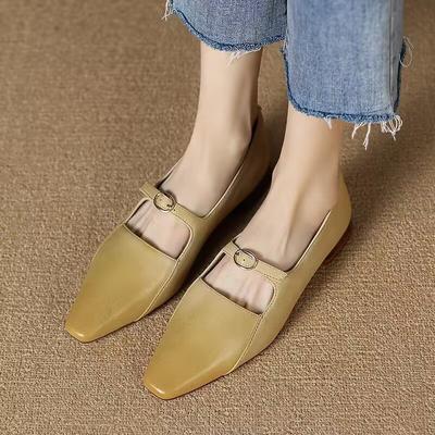 Мода Новые туфли-лодочки с маленьким квадратным носком на плоской подошве на одну пуговицу от французского бренда Marie Jean для лета 2025