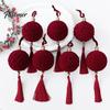 Рельефные ornaments из замшевой текстуры, Бордовый flocked рождественский шар с кисточками и золотыми бусинами, Классические ретро-украшения для елки, Вельветовые декоративные подвески