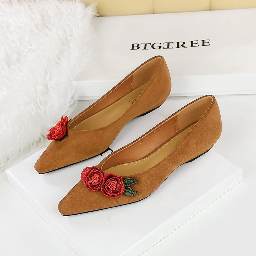Fashion Large Size 43 Low Heeled Shoes Women Wedges 2.5 Cm Comfortable Low Heels Shoes Suede Flower Ladies Shoes Women Pumps Retro 2025