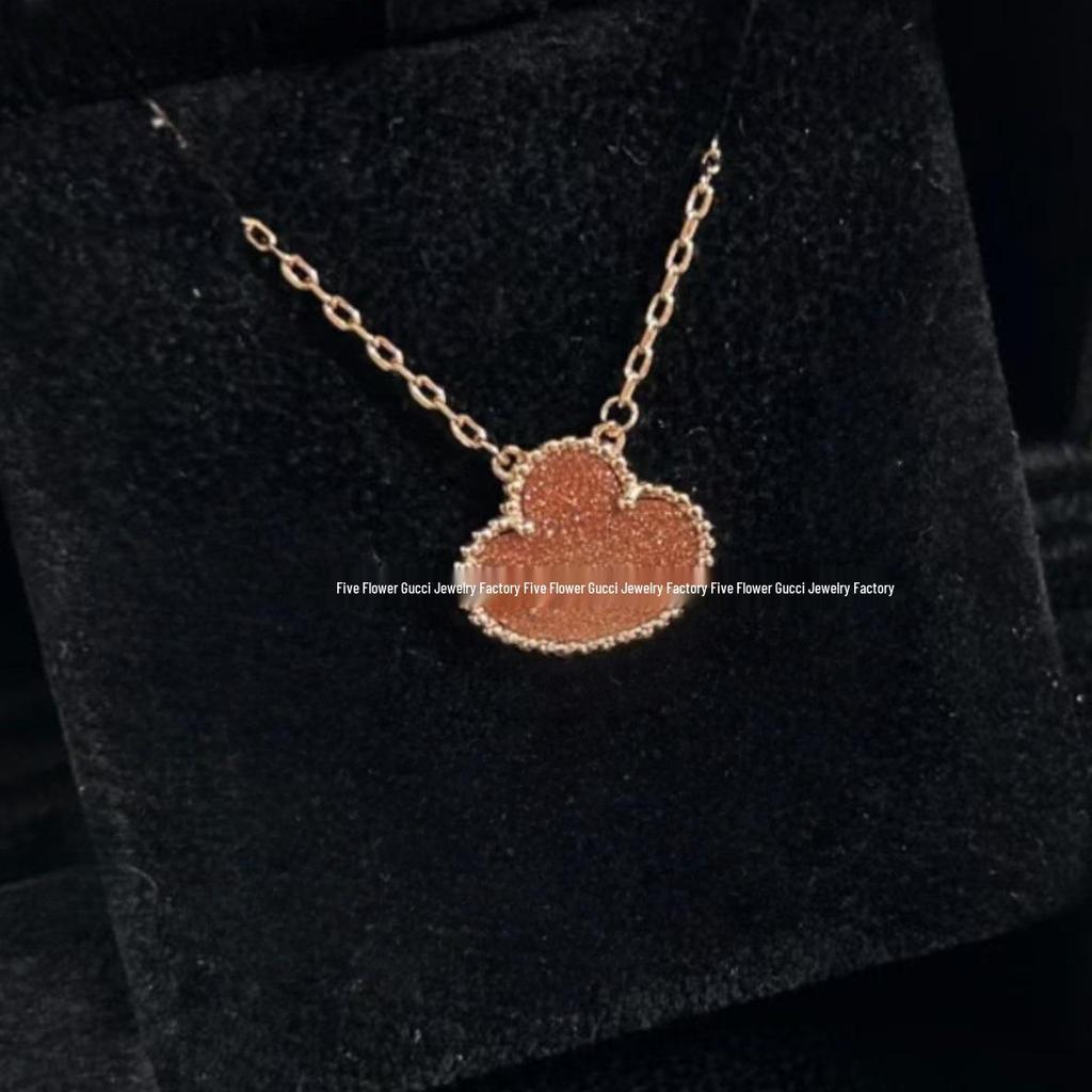 Ожерелье «Четырехлистный клевер» Van Cleef: Золотой кулон с дизайном в виде пяти цветков, с белым перламутром, красным агатом и бриллиантом для женщин.