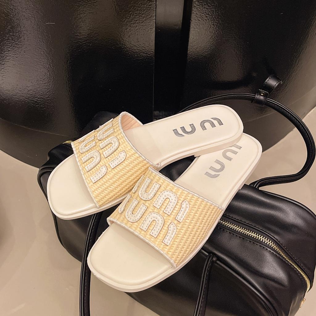 Маленькие ароматные ветряные тапочки с одним словом на плоской подошве женская обувь 2025 года новая летняя одежда французские маленькие сандалии пляжные сандалии