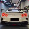 Совместимый задний спойлер из углеродного волокна для Nissan GTR35 - Двухслойное аэродинамическое крыло со световыми элементами и стабилизатором.