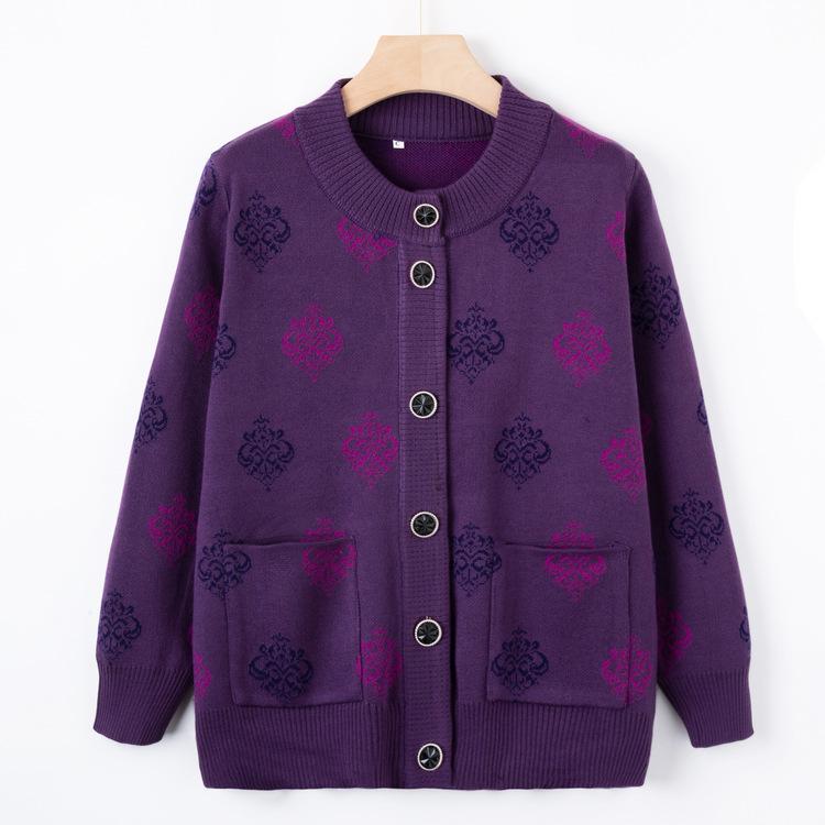 Бабушка носит свитера и кардиганы ранней осенью, а люди среднего и пожилого возраста вяжут осенние пальто, топы с круглым вырезом, одежду для тещи.