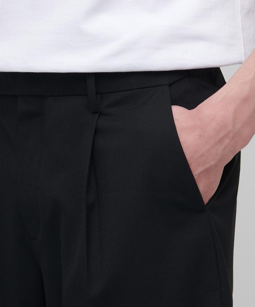 MUSINSA STANDARD Lightweight Hidden Banding Half Slacks [Black]