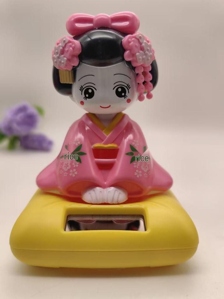 Танцующая японская кукла гейша на солнечной батарее - Кимоно, украшение для автомобиля
