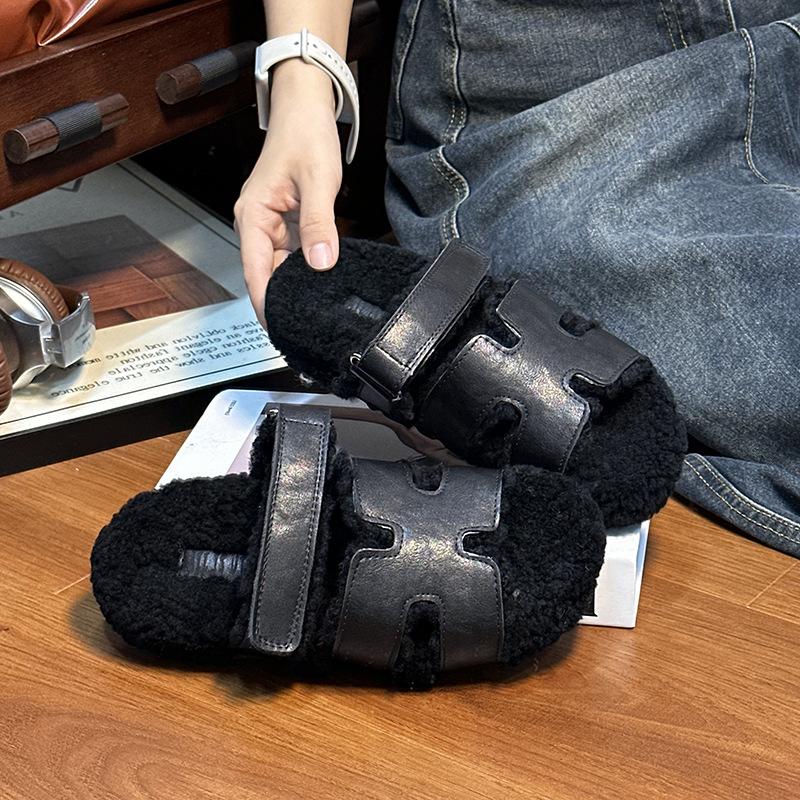 Европейские товары 2025 осень и зима новые кожаные на толстой подошве тапочки из овечьей шерсти женские носят знаменитости интернета на плоской подошве ленивые шерстяные тапочки