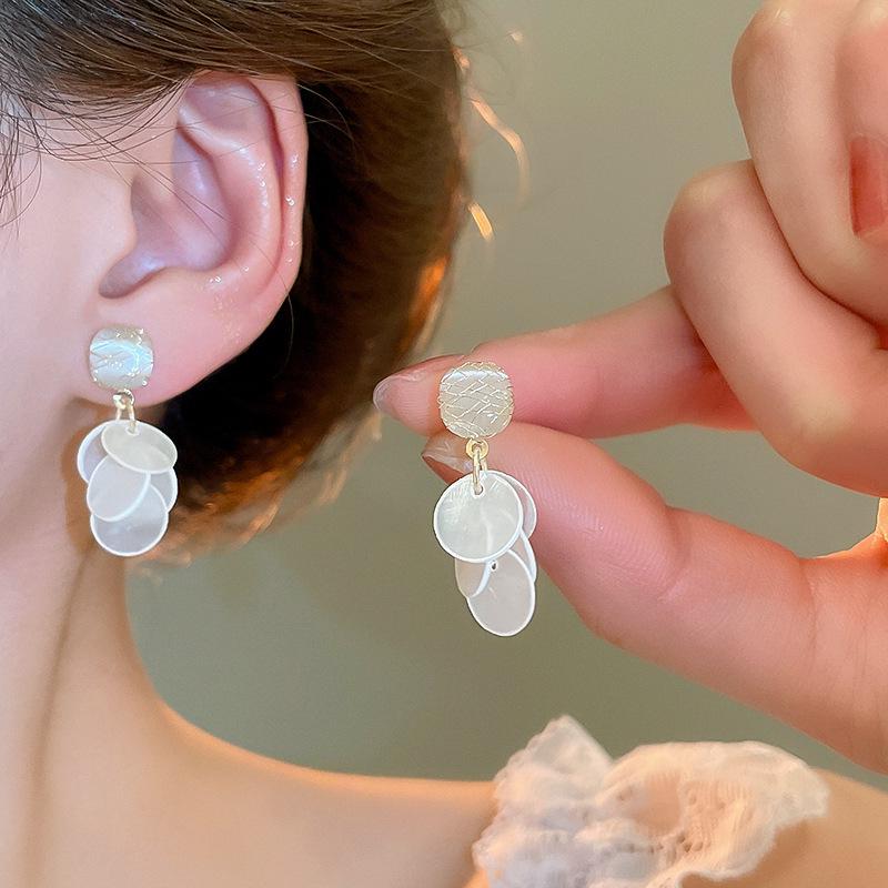 Серьги-кисточки из белых ракушек с серебряными иглами - Стильные праздничные пусеты высокого класса