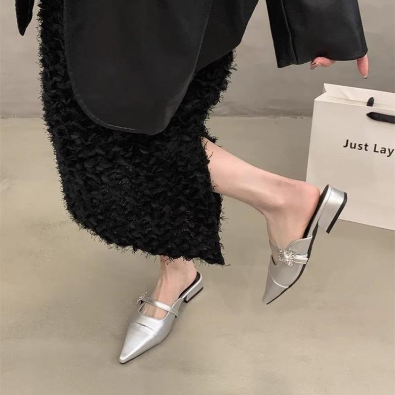 Hot Selling 2025 Summer New Elegant Solid Color Sexy Pointy Crystal Buckle Decorative Party Low Heel Slippers Zapatillas Mujer